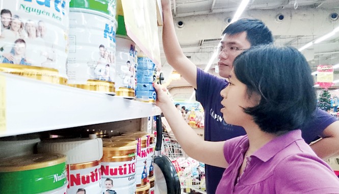 Loại chi phí quảng cáo ra khỏi giá sữa Từ 15/4 tới đây, doanh nghiệp phải kê khai lại giá sữa. Ảnh: Như Ý.