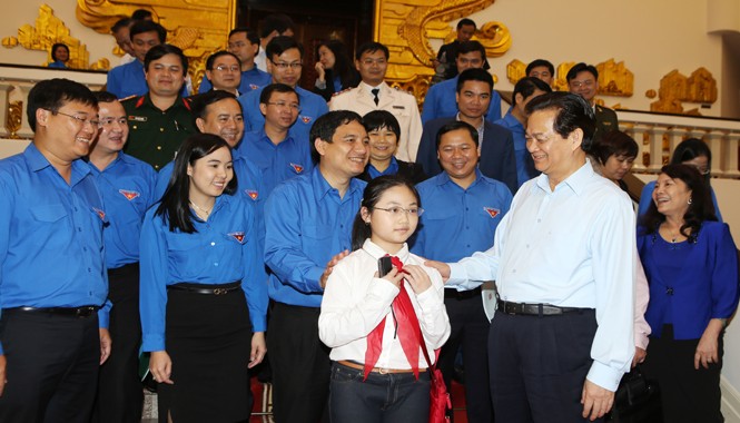 Thủ tướng “đặt hàng” thế hệ trẻ Tại buổi làm việc hôm qua, Thủ tướng Nguyễn Tấn Dũng cơ bản đồng ý với các đề xuất của T.Ư Đoàn về các đề án cho TN (trong ảnh: Thủ tướng đang trò chuyện với gương mặt trẻ Việt Nam tiêu biểu Quách Hoàng Nhi).