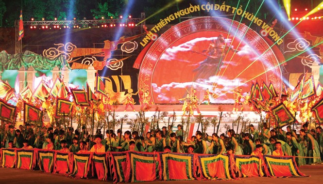Lễ hội Đền Hùng 2015: Lễ rước kiệu giao cho cộng đồng Lễ hội Đền Hùng 2015 diễn ra trong 6 ngày, từ 5-10/3 âm lịch (23-28/4) (Một tiết mục nghệ thuật chào mừng lễ hội năm 2014). Ảnh: Ngọc Châu.
