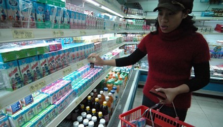 Bộ Y tế lên tiếng vụ 'nhập nhèm sữa bột, sữa tươi' Người tiêu dùng khó mà phân biệt đâu là sữa bột pha thành nước, đâu là sữa tươi. Ảnh minh họa: Hồng Vĩnh