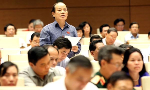 Lo Luật Tổ chức chính quyền địa phương 'đổi mới nửa vời' ĐB Huỳnh Nghĩa (Đà Nẵng) cho rằng, thời gian qua ĐB HĐND kiêm nhiệm quá nhiều, dẫn đến tình trạng “vừa đá bóng, vừa thổi còi”. Ảnh: Infonet.