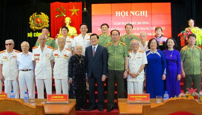 Biểu dương người có công với cách mạng trong lực lượng CAND Chủ tịch nước Trương Tấn Sang, Đại tướng Trần Đại Quang chụp ảnh lưu niệm với các cựu cán bộ dự hội nghị. Ảnh: Vũ Ân.