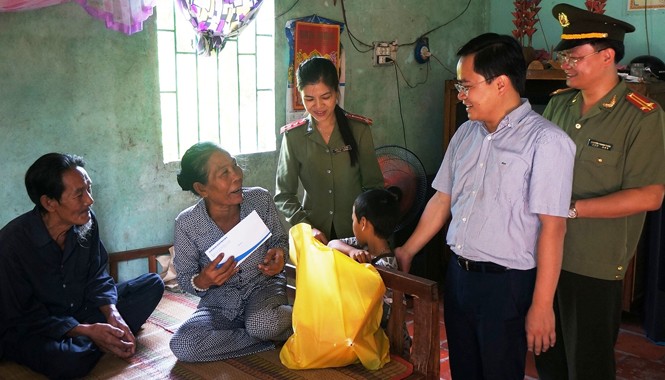 Sức trẻ sưởi ấm U Minh thượng Anh Nguyễn Anh Tuấn, Bí thư T.Ư Đoàn thăm gia đình ông Danh Nê, thương binh, thờ cúng liệt sĩ tại ấp Kinh Năm, xã An Minh Bắc (U Minh thượng).