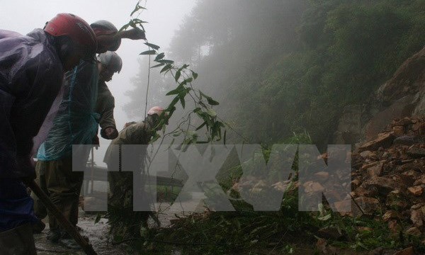 Lạng Sơn: 3 người chết vì mưa, lũ Công nhân Hạt Giao thông 4 thu dọn đất đá ở những điểm sạt lở trên tuyến đường lên Khu du lịch Mẫu Sơn, Lạng Sơn. (Ảnh: Doãn Hoàng Nam/TTXVN)