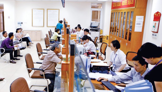 Chuyên gia lập pháp nói về 'Nhà nước phục vụ' Người dân đến làm thủ tục hành chính tại quận Hoàn Kiếm - Hà Nội. Ảnh: Như Ý.