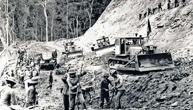 Hai tuyến đường Hồ Chí Minh - hai kỳ công chiến lược Trung đoàn 6 công binh anh hùng Bộ đội Trường Sơn trong nhiệm vụ mở đường lớn bằng phương tiện cơ giới chuẩn bị cho Chiến dịch Tổng công kích mùa Xuân 1975.