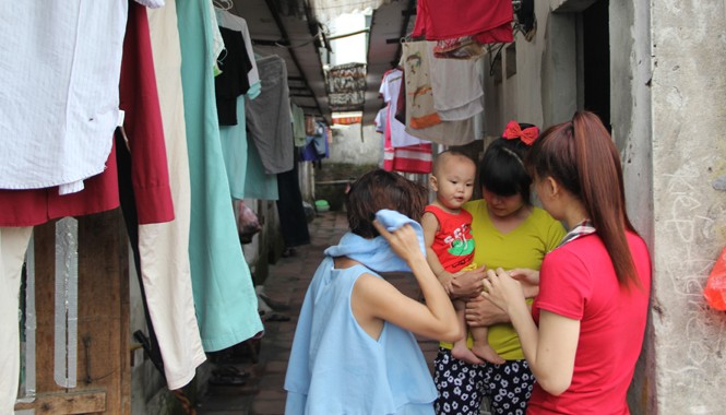 Tăng lương tối thiểu: Công nhân mừng, doanh nghiệp lo Dãy trọ của công nhân ở thôn Bâu, xã Kim Chung (Đông Anh, Hà Nội). ẢNH: PV.
