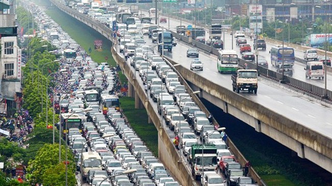 Hà Nội: Nhiều tuyến đường ùn tắc kéo dài Ô tô “nêm” kín đường Khuất Duy Tiến do ùn tắc kéo dài sáng qua. Ảnh: Hoàng Anh.