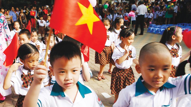 Mùa tựu trường phấn chấn Tất cả các trường học trong cả nước sẽ chọn cùng một thời khắc để chào cờ Tổ quốc và hát Quốc ca. Ảnh: Như Ý.