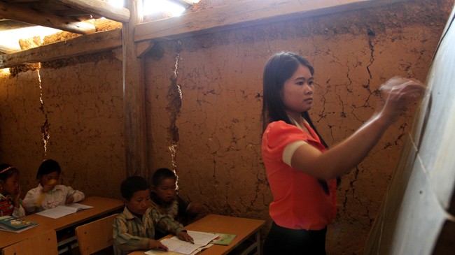 Sẻ chia cùng giáo viên cắm bản “Chia sẻ cùng thầy cô 2015” hướng về giáo viên vùng cao (Trong ảnh là cô giáo Hoàng Thị Lợi, SN 1987, dạy các em trong dãy nhà trình tường cũ tại điểm Trường Tiểu học Sán Cố Sủ, xã Thèn Phàng, huyện Xín Mần, Hà Giang). Ảnh: Xuân Tùng.