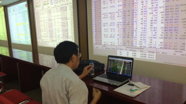 Chứng khoán dài cổ ngóng tiền Sàn chứng khoán những ngày này đang… èo uột. Ảnh: Phan Sáng.