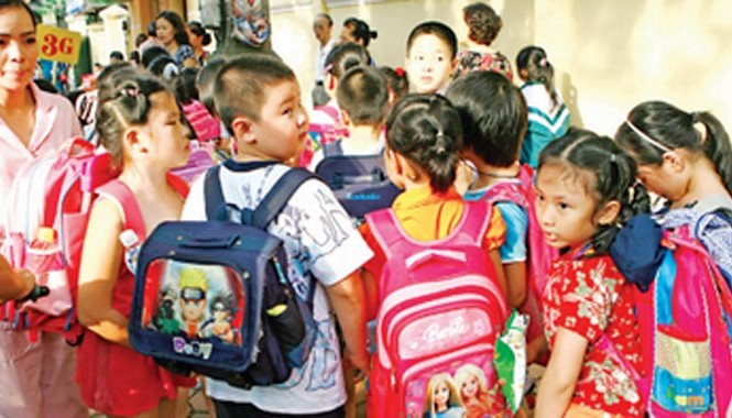 Sẽ thu bảo hiểm y tế theo năm học Thu phí BHYT chọn gói 15 tháng với mức tăng lên 4,5% làm nặng thêm vai các em học sinh. Ảnh: Hồng Vĩnh.