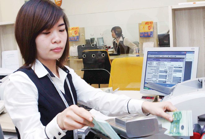 Sự thật doanh nghiệp kêu lỗ vì tỷ giá Chênh lệch lãi suất giữa USD và VND hấp dẫn đã khiến nhiều DN lao vào vay ngoại tệ. Ảnh: Hồng Vĩnh.