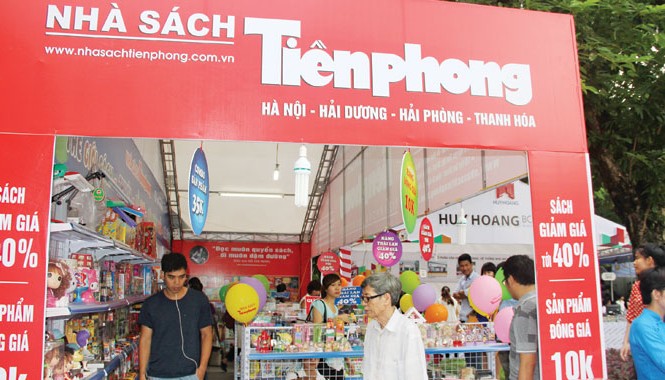 Mở hội sách quốc tế trong mưa Nhiều cơ hội mua sách giảm giá tại “Triển lãm-hội chợ sách quốc tế” lần thứ 5 kéo dài đến 14/9. Ảnh: T.Toan.
