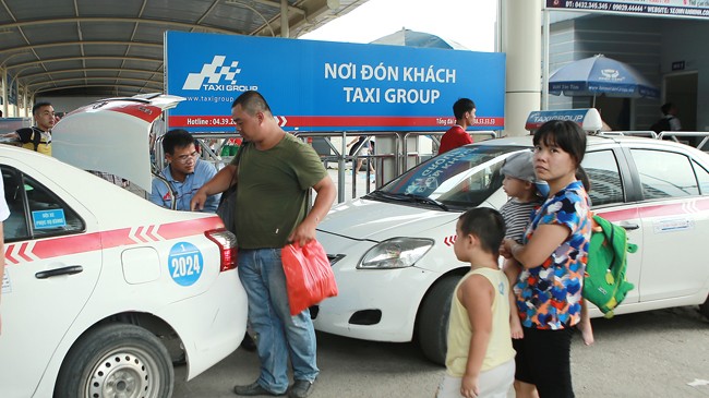 Triệu tập doanh nghiệp ký cam kết Liên ngành thành phố Hà Nội đã triệu tập các DN vận tải đến ký cam kết giảm giá cước. Ảnh: Như Ý.