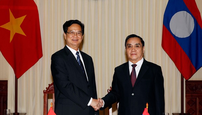 Việt - Lào: Đưa thương mại hai chiều lên 2 tỷ USD Thủ tướng Nguyễn Tấn Dũng và Thủ tướng Lào Thongsing Thammavong.