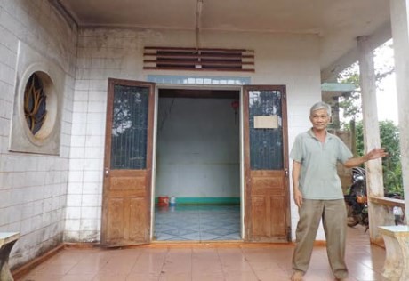 Côn đồ đốt nhà trọ của công nhân Ngôi nhà ở tập thể của công nhân Minh Tâm bị các đối tượng ném bom xăng vào đêm 12/9 vừa qua. Ảnh: Báo Công an Nhân dân.