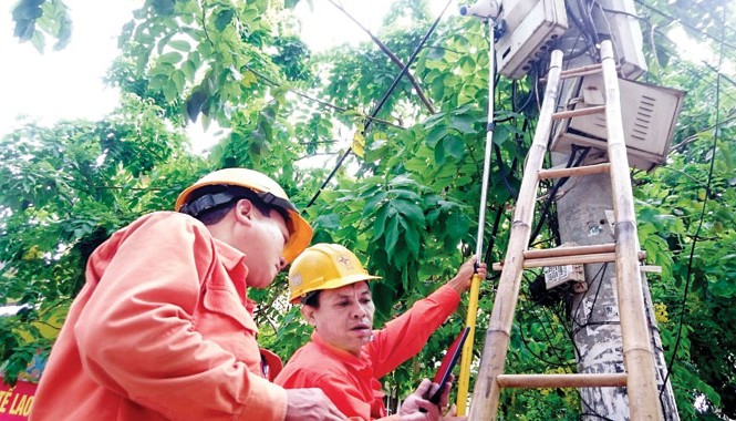 Trời mát, tiền điện vẫn tăng cao Ghi số công tơ hằng tháng bằng “thiết bị mới” ở Hà Nội. Ảnh: Như Ý.
