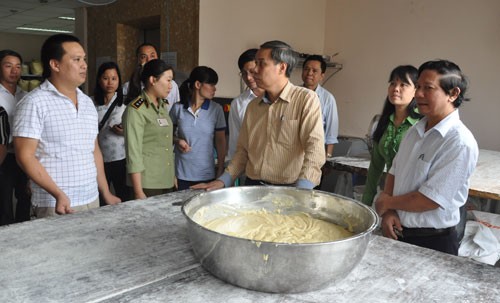 Tạm đình chỉ cơ sở bánh trung thu Bảo Phương cơ sở 2 Đoàn liên ngành kiểm tra an toàn vệ sinh thực phẩm tại cơ sở bánh trung thu Bảo Phương. Ảnh: Hà Nội mới