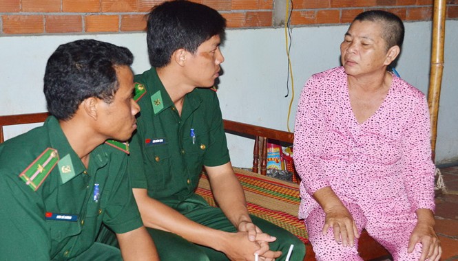 Ấp nghèo trắng đêm đón quan tài ngư phủ Chiến sỹ Đồn Biên phòng Mỏ Ó chia buồn với quả phụ Lê Thị Bèo. Ảnh: Xuân Lương.