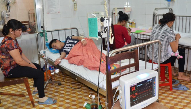 Tiêu cực trong đấu thầu dược phẩm: Liên tiếp sai phạm Bệnh nhân ở Khoa Ung bướu phải chi trả giá thuốc chữa bệnh quá cao.