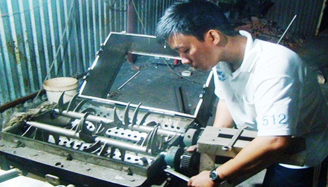 Kỹ sư 9X đam mê sáng chế Võ Đông Phú đang bảo trì chiếc máy tán bột.