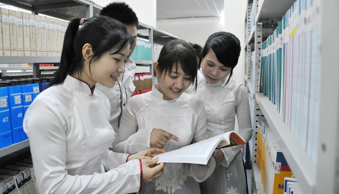'Loạn đại học, loạn giáo sư nữa thì chết' Phong GS, PGS nếu không được kiểm soát chặt chẽ sẽ gây ảnh hưởng trực tiếp đến chất lượng đào tạo, và sinh viên sẽ là đối tượng chịu ảnh hưởng trực tiếp. Ảnh: Hồng Vĩnh.
