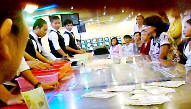 Đấu trường... “đẫm máu” Quý bà cầm tiền mặt sát phạt tại sòng.