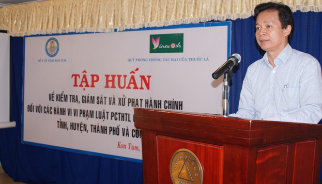 Tập huấn Phòng chống tác hại thuốc lá và xây dựng môi trường không khói thuốc Bác sĩ Trần Ái - Phó Giám đốc Sở Y tế, phát biểu khai mạc lớp tập huấn.