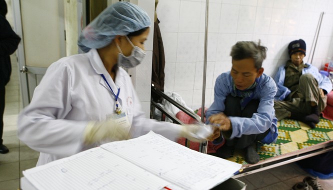 Xung quanh việc đấu thầu thuốc: Lãnh đạo Cục Dược nói gì? Người nghèo, người khám chữa bệnh theo BHYT thường không nắm rõ chất lượng, hàm lượng của thuốc (ảnh minh họa). Ảnh: Hồng Vĩnh.