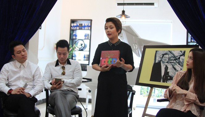 Nhạc sĩ An Thuyên 'Tan vào Hà Nội' Đạo diễn Bông Mai giới thiệu tập 1 Tổng tập nhạc thiếu nhi do cha mình- An Thuyên biên soạn. Ảnh: N.M.Hà.