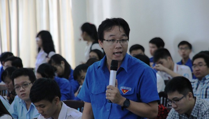 Trí thức trẻ góp ý dự thảo văn kiện Đại hội Đảng Anh Phạm Hữu Thái (Bí thư Đoàn trường ĐH Sư phạm Kỹ thuật TPHCM) phát biểu góp ý tại hội nghị.