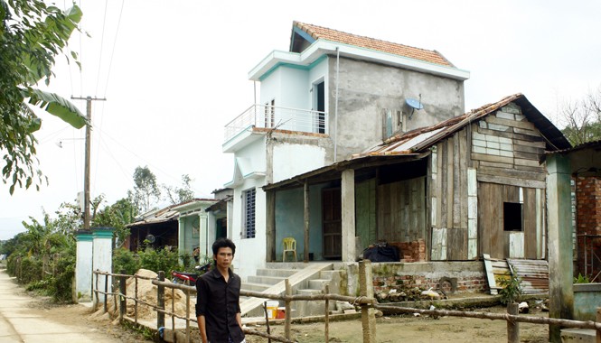 Vì sao dân từ chối nhận tiền xây nhà tránh lũ? Một căn nhà phòng tránh lũ ở xã Đại Lãnh (Đại Lộc) được xây dựng nhưng chủ hộ phải vay mượn hàng chục triệu đồng. Ảnh: N.T.