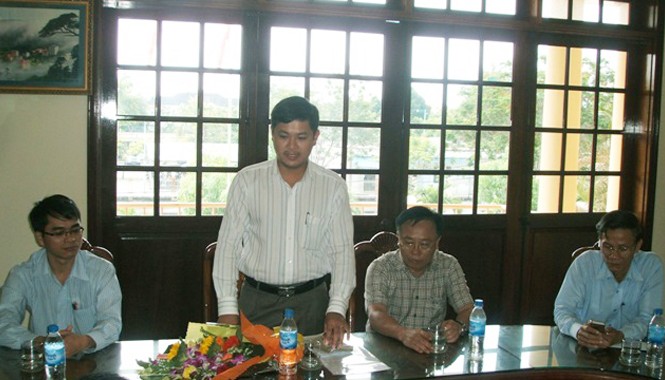 '30 tuổi làm Giám đốc Sở, không có gì ghê gớm' Ông Lê Phước Hoài Bảo (đứng) nhận quyết định làm Phó Giám đốc sở Kế hoạch Đầu tư Quảng Nam tháng 4/2015, vừa được bổ nhiệm Giám đốc Sở này khi mới 30 tuổi. Ảnh: dpiqnam.gov.vn.
