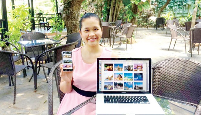 Bốn người bạn với phần mềm 'chu du khắp châu Á' Chị Phan Hoàng Yến và ứng dụng Justgola trên app và web. Ảnh: Nguyễn Trang.
