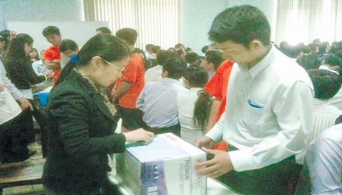 Lỗ hổng 'chết người' và tham vọng không tưởng đấu thầu thuốc Nộp hồ sơ dự thầu tại Trung tâm Mua sắm hàng hóa và tài sản công của ngành y tế (Sở Y tế TPHCM) trong đấu thầu tập trung lần đầu tiên năm 2014. Ảnh: Quốc Ngọc.