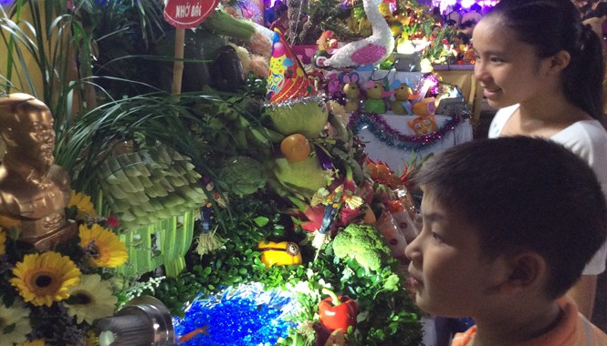 Chuyện hậu trăng rằm Thích thú với mâm cỗ trông trăng có ao cá Bác Hồ và các “tuyệt phẩm” khác. Ảnh: DPV.