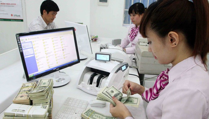 Thấy gì từ việc đưa lãi suất USD về 0%? Lãi suất USD chỉ còn 0.25%/ năm đối với cá nhân gửi tiền. Ảnh: Trần Việt.