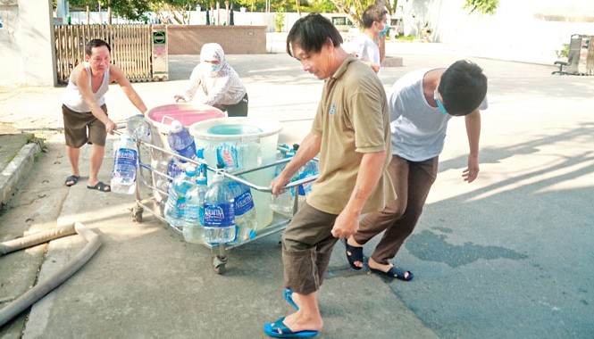 Vỡ ống nhiều, giá nước vẫn tăng Thiếu nước sạch trầm trọng, nhiều người dân Thủ đô vật vã đi kiếm nước xe bồn, nước đóng bình, nước giếng khoan...Ảnh: Thanh Hà.