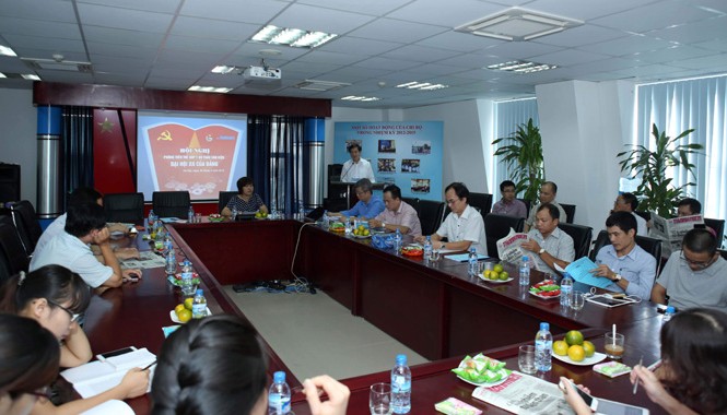 Cán bộ trẻ vẫn khó phát triển Các nhà báo tham dự hội nghị đóng góp ý kiến vào Dự thảo Văn kiện Đại hội Đảng toàn quốc lần thứ XII ngày 30/9. Ảnh: Ngọc Thắng.