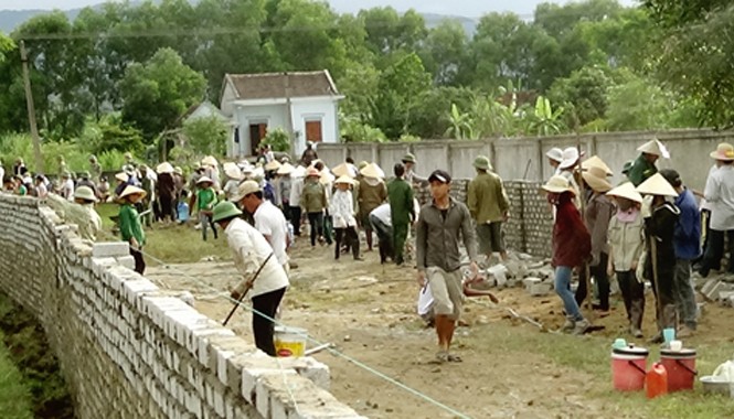 Hàng trăm người đập phá trường mầm non Khuôn viên trường mầm non Nghi Kiều bị lấn chiếm trái phép. Ảnh: Báo Nghệ An.