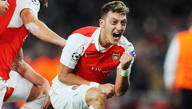 Bayern Munich chấm dứt chuỗi trận trong mơ Mesut Ozil ăn mừng bàn ấn định chiến thắng 2-0 cho Arsenal trước Bayern Munich. Ảnh: Dailymail.