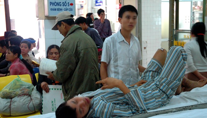 Cần cơ quan độc lập giám sát giá dịch vụ y tế Bệnh nhân cấp cứu chờ đến lượt khám tại Bệnh viện Việt Đức . Ảnh: Hồng Vĩnh.