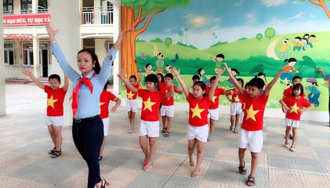Lặng thầm giáo viên Tổng phụ trách Đội Tổng phụ trách Đội trường Tiểu học Phương Liệt Bùi Thị Thu Phương trong giờ dạy múa cho học sinh.