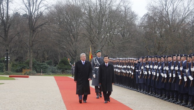 Đưa kim ngạch thương mại hai chiều đạt 20 tỷ USD năm 2020 Tổng thống Đức Joachim Gauck và Chủ tịch nước Trương Tấn Sang duyệt Đội Danh dự Quân đội Đức. Ảnh: Nguyễn Tuấn.