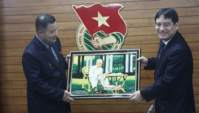 Thúc đẩy quan hệ thanh niên Việt Nam-Triều Tiên Bí thư thứ nhất T.Ư Đoàn Nguyễn Đắc Vinh trao tặng quà lưu niệm cho Chủ tịch Ủy ban Trung ương Đồng minh Thanh niên XHCN Kim Nhật Thành Jon Yong Nam.