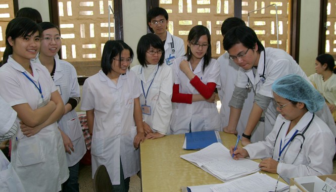 Không được thương mại hóa nghề y ĐH Y Hà Nội, nơi đào tạo ra nhiều bác sĩ giỏi chuyên môn cho ngành y. Trong ảnh: Một giờ thực hành của sinh viên trường ĐH Y Hà Nội tại Bệnh viện Nhi T.Ư. Ảnh: Trần Minh.