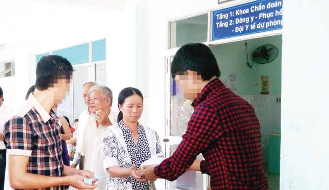 Người cai nghiện làm… từ thiện Thành viên CLB cai nghiện phát mì từ thiện cho bệnh nhân nghèo ở Bệnh viện quận Liên Chiểu.