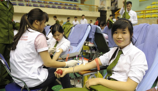 Giọt máu nghĩa tình vì đồng đội thân yêu Học viên CAND tham gia hiến máu tại ngày hội. Ảnh: Xuân Tùng.