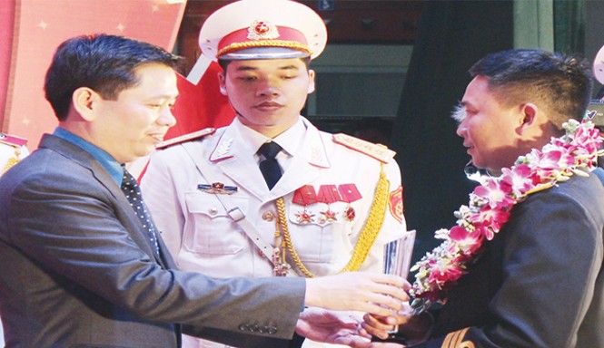 Những người làm chủ 'Hổ mang chúa' và 'Tia chớp' Bí thư T.Ư Ðoàn Nguyễn Long Hải tặng hoa biểu dương đại úy hải quân Phạm Văn Sơn (bên phải) tại lễ tuyên dương Gương mặt trẻ tiêu biểu toàn quân 2014 (tháng 3/2015).